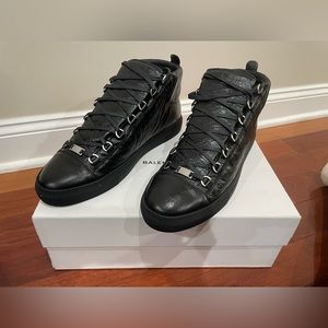 BRAND NEW Balenciaga sneakers for men.